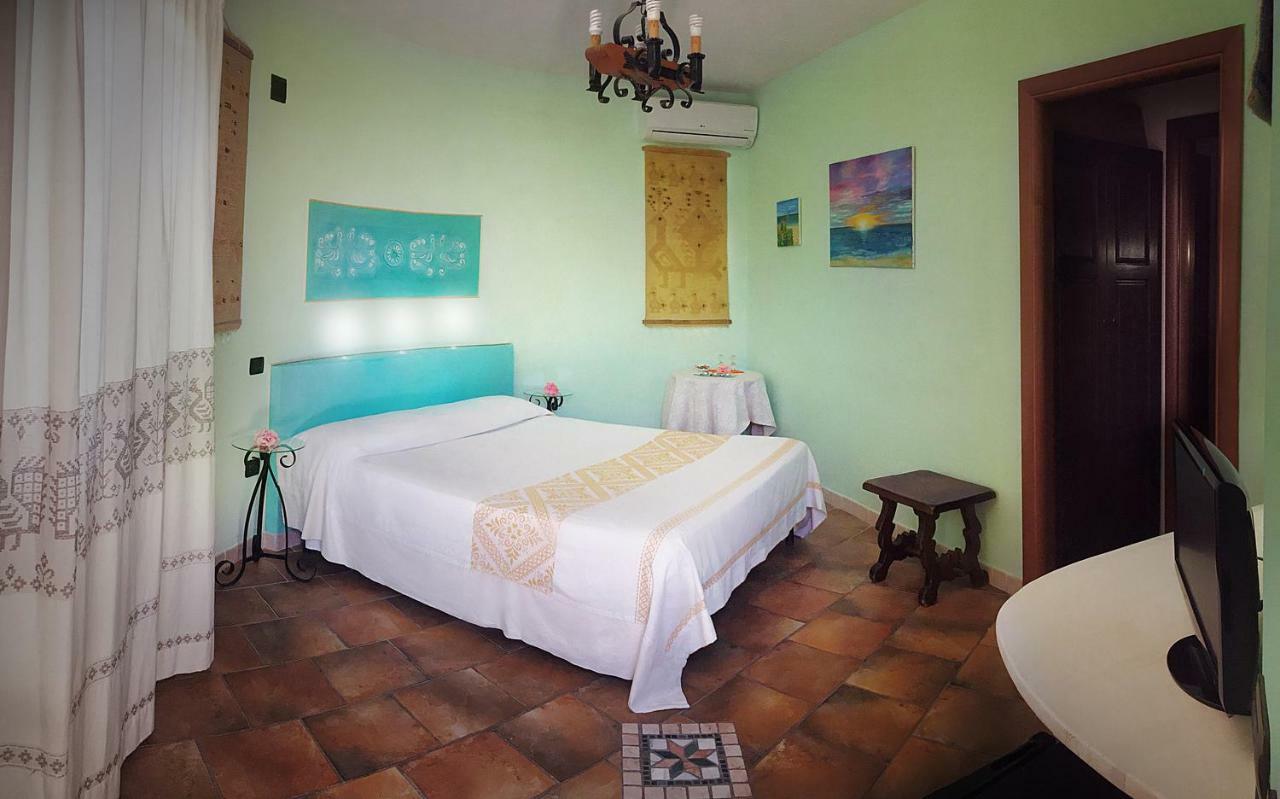 Le Quattro Mura Bed and Breakfast Pula Buitenkant foto